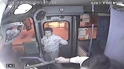 Un chauffeur de bus bloque un voleur de sac à main et le dépose au poste de police !