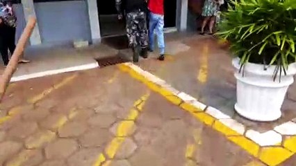 Homem é detido após tentar matar cachorro com enxada