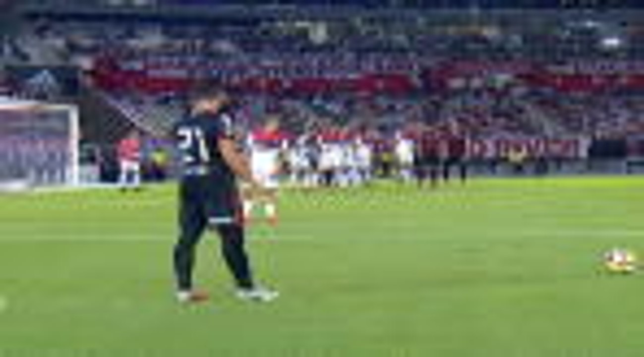 Ferreira scores stunning free kick from acute angle for River Plate