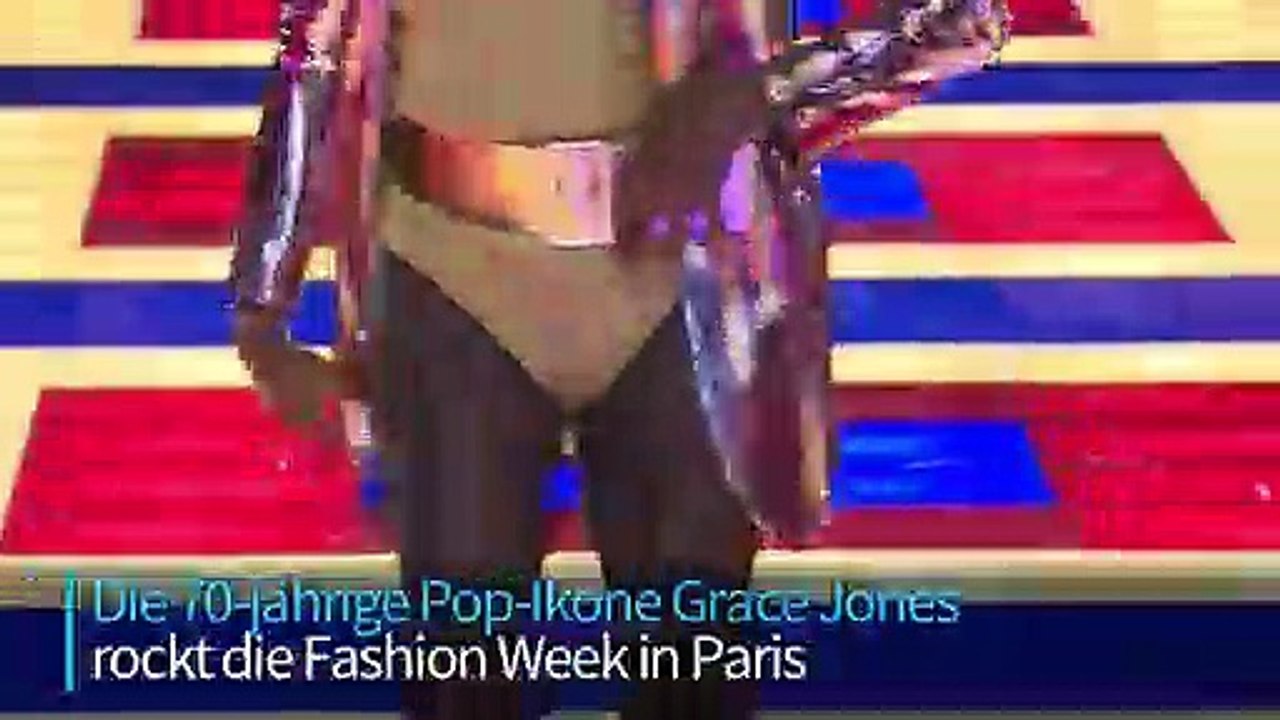 Grace Jones rockt Modenschau in Paris