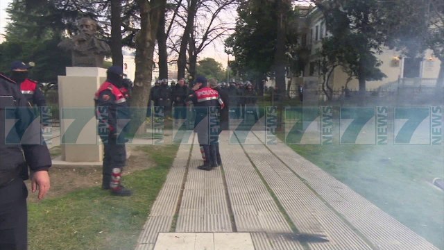 POLICIA REFUZON PROTESTEN E OPOZITES, PD «PO SHKELNI KUSHTETUTEN» - News, Lajme - Kanali 7