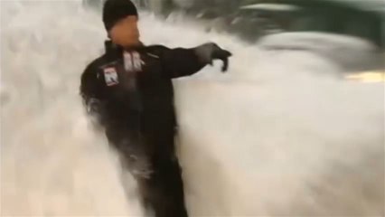 Un journaliste se fait surprendre par un chasse-neige !