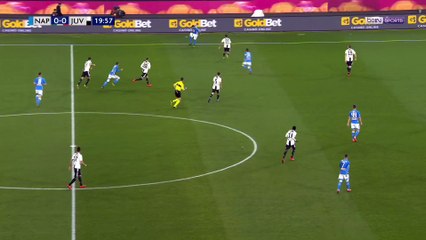 Serie A : Bonucci et Bernardeschi se percutent, l'arbitre siffle faute !