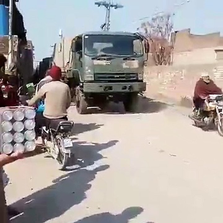 بارڈر پر جانے والے کیلئے ایک شہری کا پاک فوج کے ساتھ محبت کا جزبہ