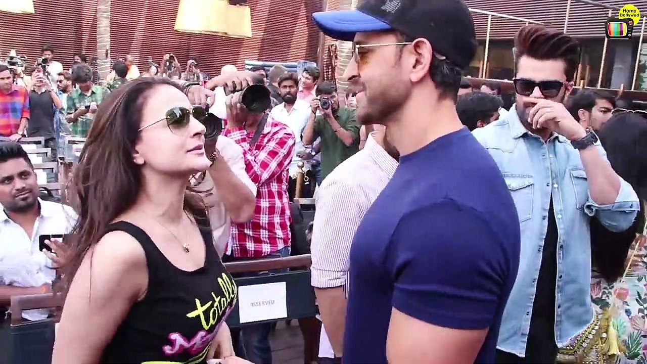 Ameesha Patel's HOT Look Showing Her Belly At An Event