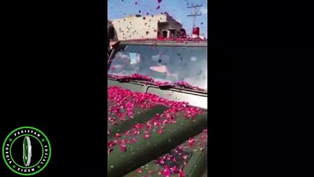 Warm Welcome of Pak Army With Flowers , Motivation & Slogan l By l Local People of Kashmir l They Stopped the Army Vehicles l To Appreciate & Celebrate Their Success l And l To Show Their Support & Unity To Them l Pakistan Army Was Coming To UNIT BHIMBER