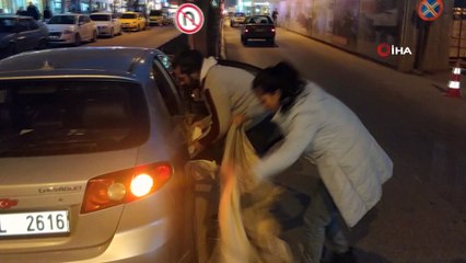 Öğrenciler tüfekle vurulan sokak köpeğine sahip çıktı