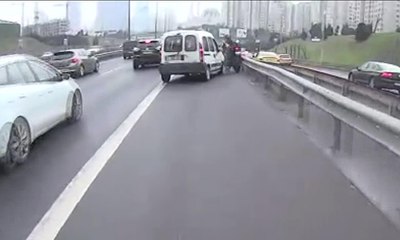 Motosikletlinin ölümden döndüğü anlar kamerada