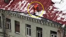 Un homme déneige un toit sans aucune sécurité et finit par tomber