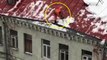 Un homme déneige un toit sans aucune sécurité et finit par tomber