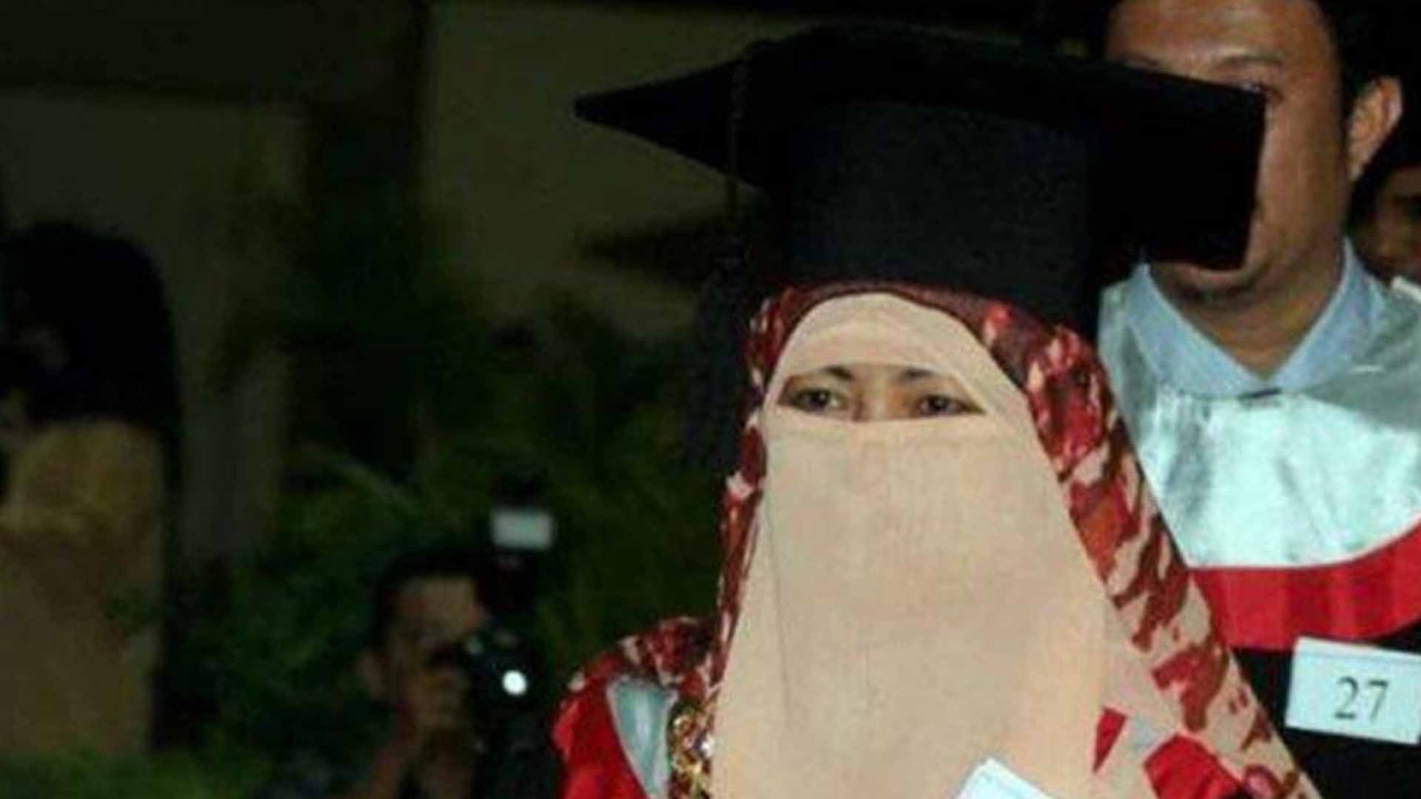 Dosen DIpecat Karena Cadar?