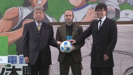 Iniesta inaugura en Tokio una estación dedicada a la serie "Oliver y Benji"