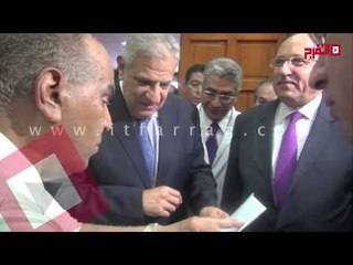 ''ألشة'' محلب مع مواطن أثناء تقديم شكوى له