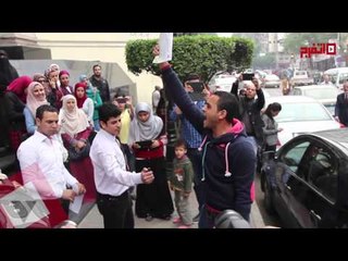 شاب يمزق ويحرق شهادته أمام نقابة الصحفيين (اتفرج)