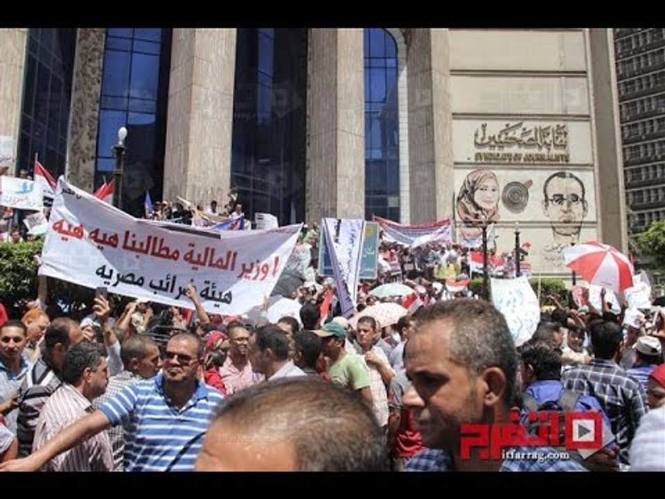 اتفرج| وقفة احتجاجية للعاملين بالضرائب إمام نقابة الصحفيين