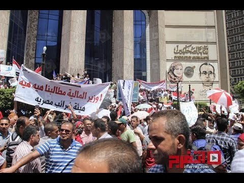 اتفرج| وقفة احتجاجية للعاملين بالضرائب إمام نقابة الصحفيين