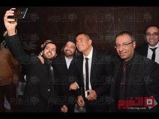 اتفرج| عمرو دياب يقابل الشاعري وطارق مدكور بالأحضان