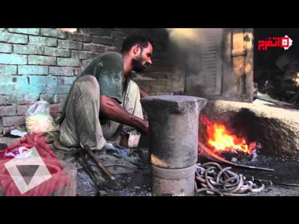 نافخ الكير ..  لقمة العيش بين الحديد والنار