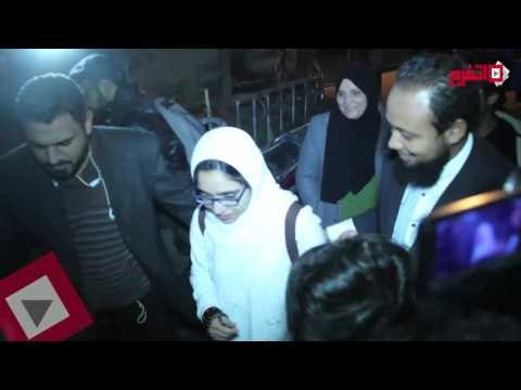 اتفرج | دموع وزغاريد لحظة اخلاء سبيل إسراء الطويل من قسم بولاق