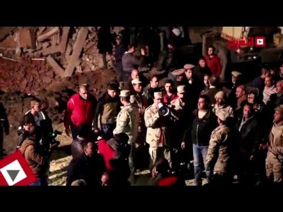 اتفرج| الأهالي يساعدون الحماية المدنية في رفع أنقاض عقار الشرقية