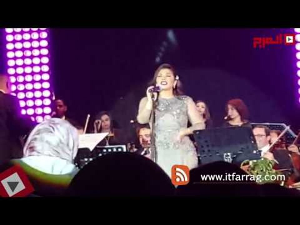 اتفرج| أصالة تغني مع السيدات «كبرتك على سيدك» في حفل الماسة