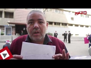 اتفرج | عامل يتظاهر أمام مجلس الوزراء: مأمور ضرائب لبسني قضية