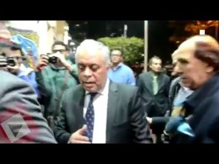 اتفرج| أشرف زكي يقدم العزاء لأسرة حمدي أحمد