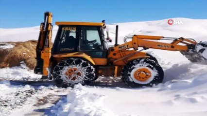 Başkale'de 51 mahalle yolunun ulaşıma kapandığı ilçede okullar tatil edildi