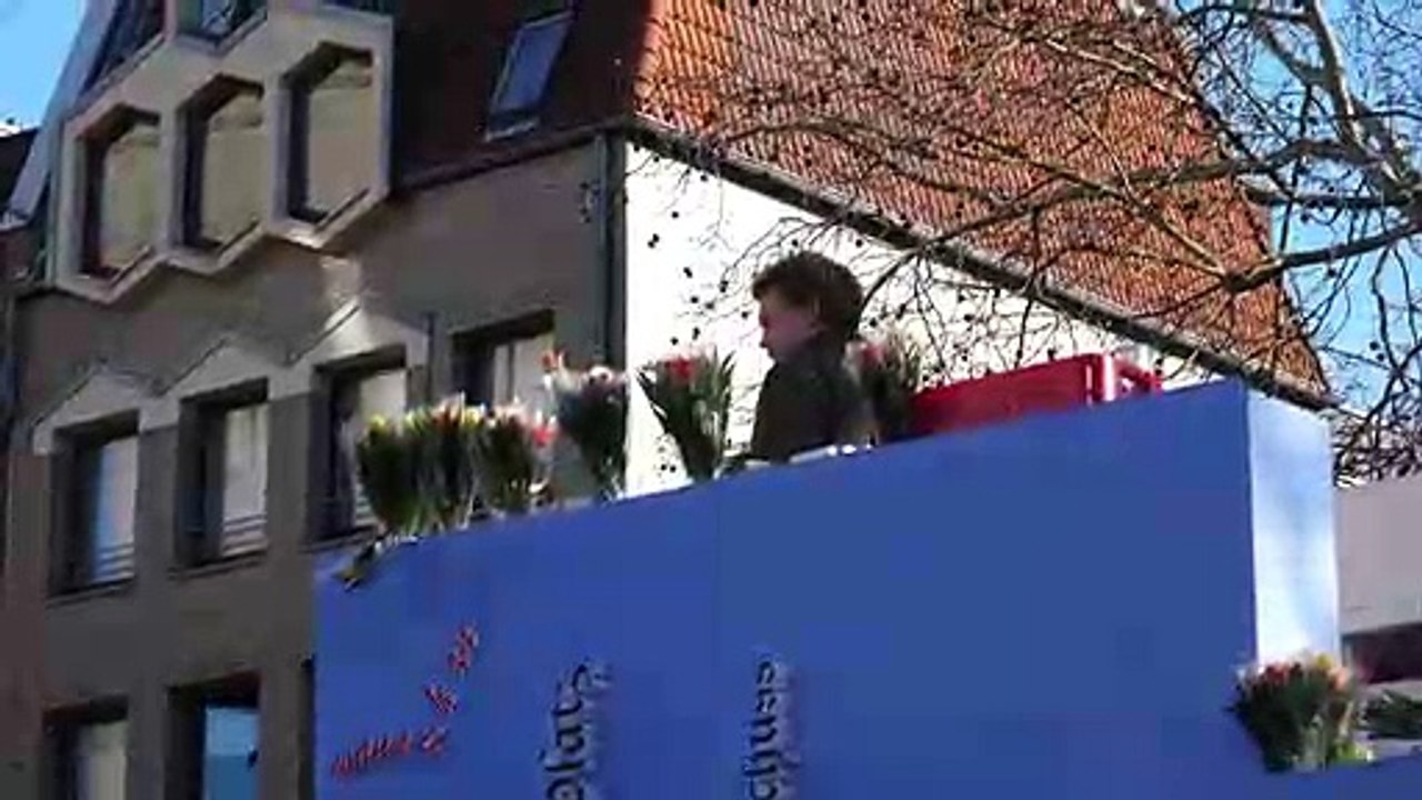 Die Jecken sind los: Rosenmontagszug in Köln gestartet