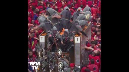 Ces carnavaliers italiens s’affrontent dans une gigantesque bataille d’oranges