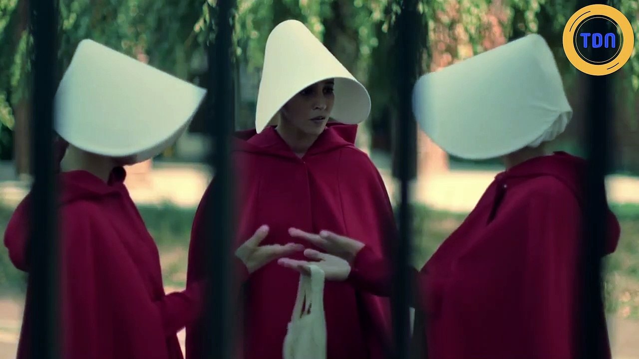 Florence Foresti parodie la série "The Handmaid...
