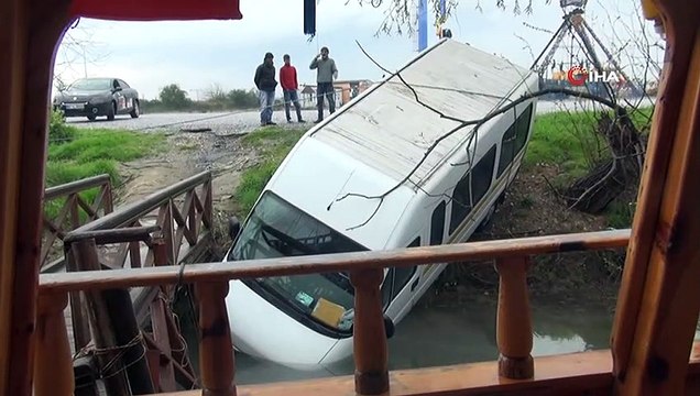 El freni tutmayan minibüs Manavgat ırmağına uçtu