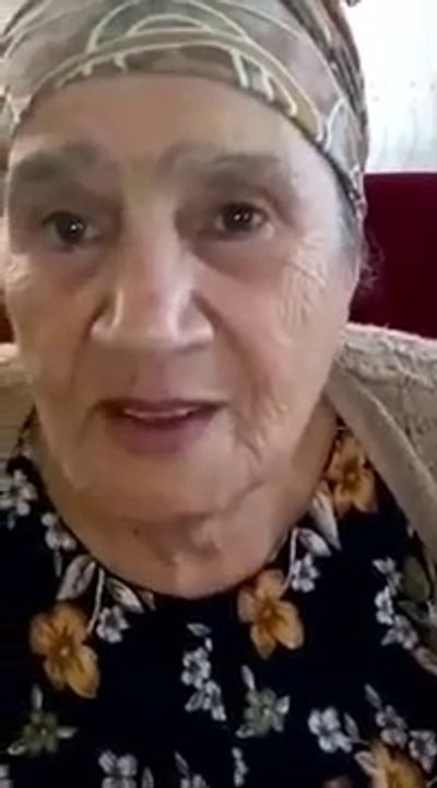 Küfürlü Şarkı Söyleyen Yaşlı Teyze