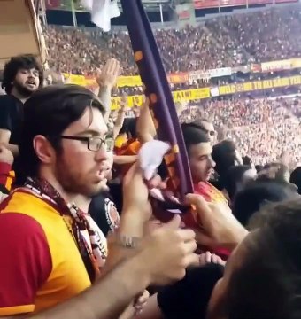 La solidarité entre les supporters de Galatasaray pour récupérer un téléphone