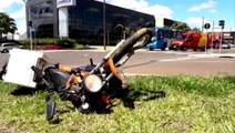 Hilux e moto batem na Avenida Tancredo Neves
