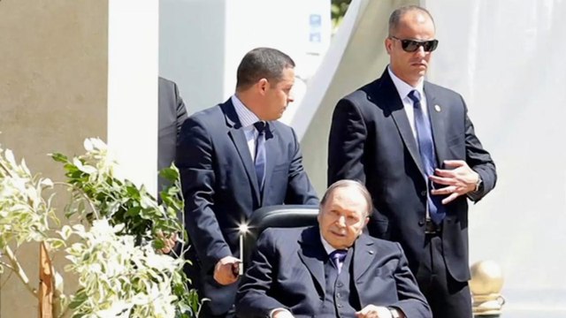 الجزائريون يواصلوان احتجاجاتهم رغم تعهد بوتفليقة بانتخابات مبكرة