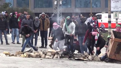 Filistinli Öğrenciler ile İsrail Askerleri Arasında Arbede