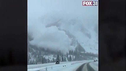 Cette énorme avalanche s'écrase sur l'autoroute !