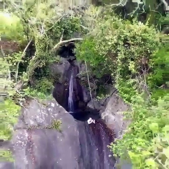 Il se filme dans une cascade au milieu de nulle part à Taiwan avec un drone  !