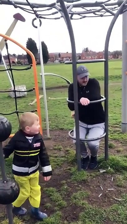 Papa manque de se coincer dans un jeu d'enfant au parc !