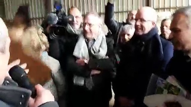 Les agriculteurs de Haute-Saône remettent un trophée de sanglier au ministre François de Rugy