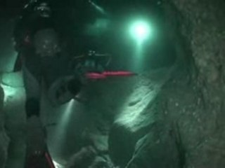 La grotte arc-en-ciel plongée de nuit