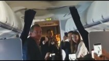 Guaidó da un mensaje a tripulantes y pasajeros antes de bajar del avión en Caracas