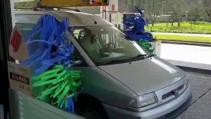Ils se sont déguisés en rouleaux de lavage auto !