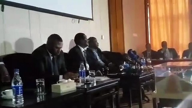 Le ministre de l'énergie et ses collègues du gouvernement plongés dans l'obscurité. Une coupure d'électricité est passée par là