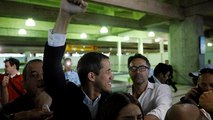 زعيم المعارضة الفنزويلية يعود للبلاد متحدياً التهديد باعتقاله