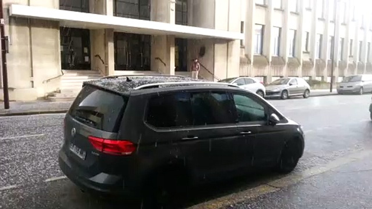 Averse de grêle à Châteauroux suite au passage...