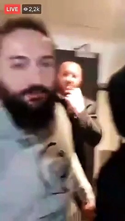  Patrice Quarteron viens chercher Booba devant sa loge dans Touche pas à mon Poste