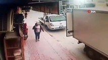 Bisikletiyle dükkandan çıkan adama çarptı... İlginç anlar kamerada