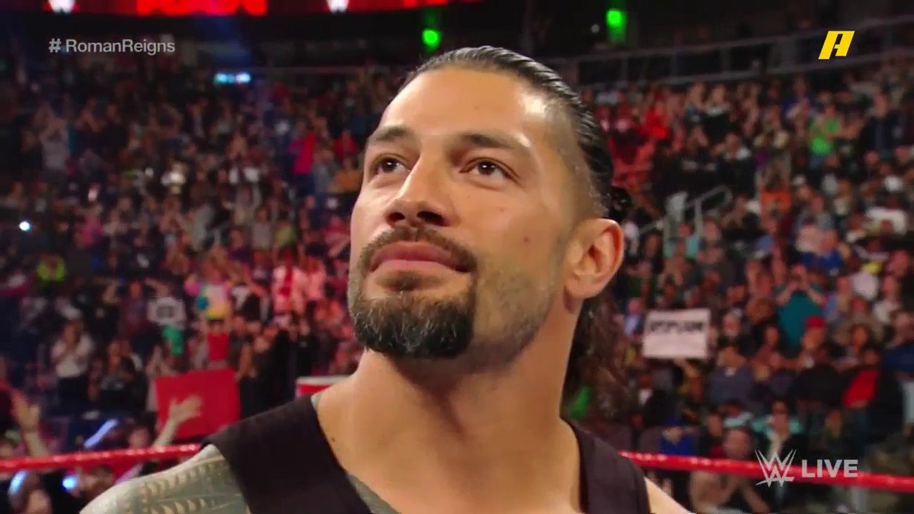 خبر سعيد لجمهور WWE.. رومان رينز يعود وسط حلبة راو